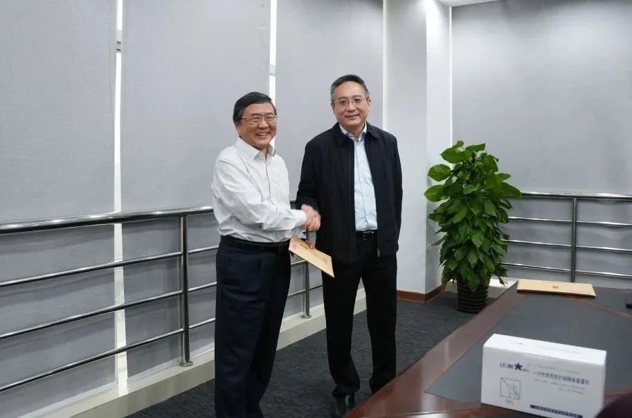 奉賢區(qū)人大常委會黨組書記、主任張培榮一行蒞臨上海山美股份開展“優(yōu)環(huán)境、穩(wěn)經(jīng)濟”大走訪大調研
