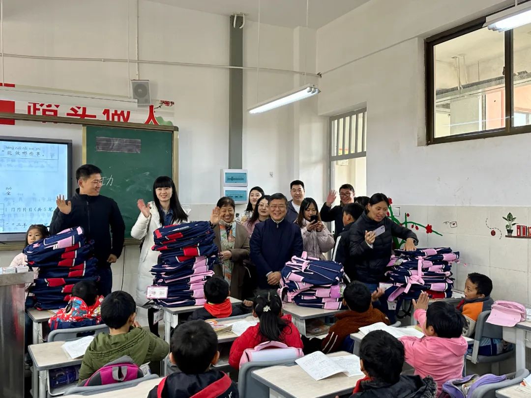 【用心呵護(hù)幼苗】楊安民董事長(zhǎng)走進(jìn)中國砂石協(xié)會(huì)希望小學(xué) 以實(shí)際行動(dòng)踐行企業(yè)社會(huì)責(zé)任